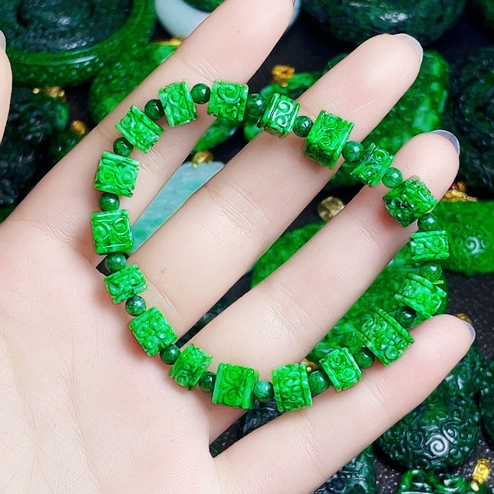 翡翠未镶嵌颈饰多样性