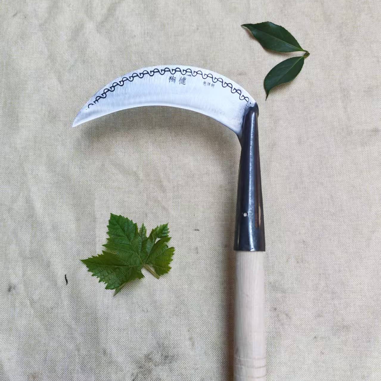 手工锻打通体夹钢花纹镰刀（炮弹钢）割草，砍玉米，割小麦