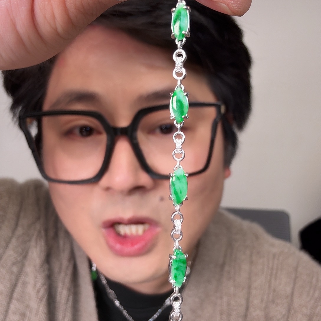 翡翠未镶嵌颈饰一件