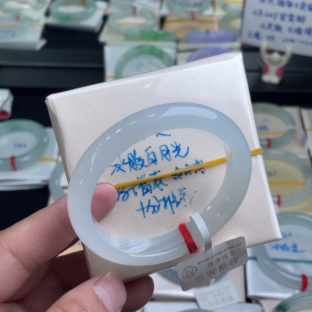 翡翠手镯未镶嵌翡翠手镯