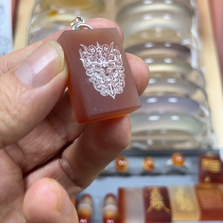 玛瑙/玉髓未镶嵌手镯平安牌雕刻兽面