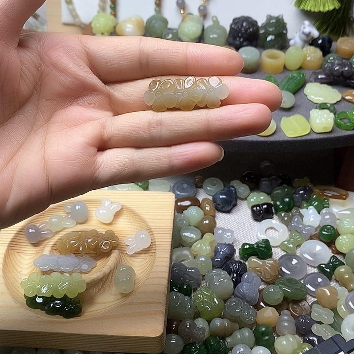 未镶嵌和田玉挂件看****此