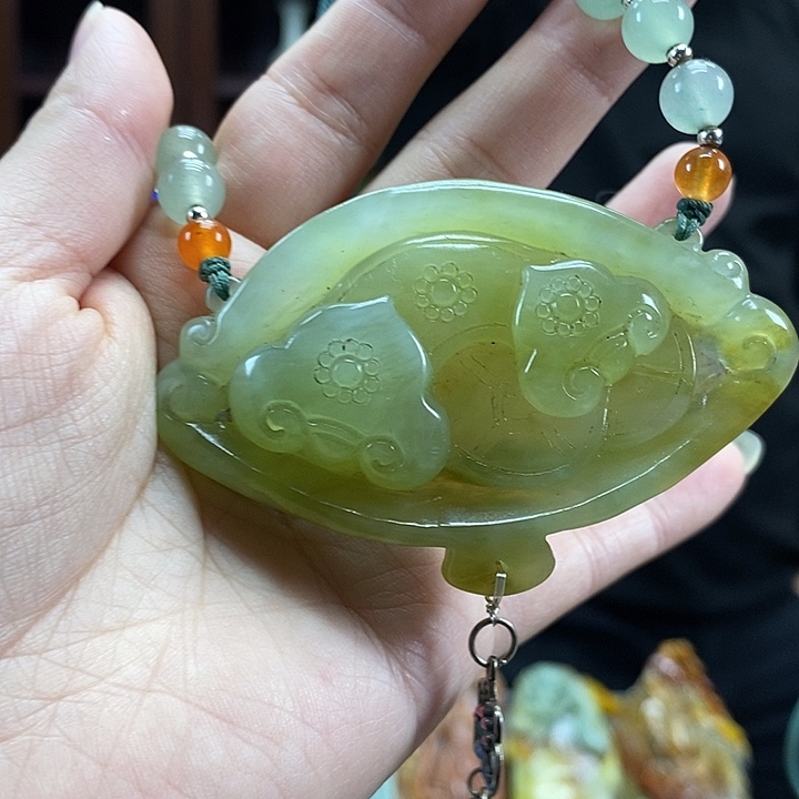 蛇纹石玉未镶嵌颈饰
