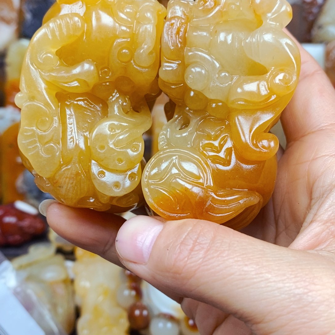 石英质玉（黄龙玉）颈饰未镶嵌