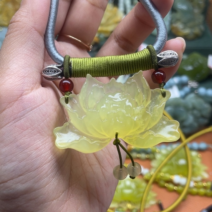 蛇纹石玉吊坠合金