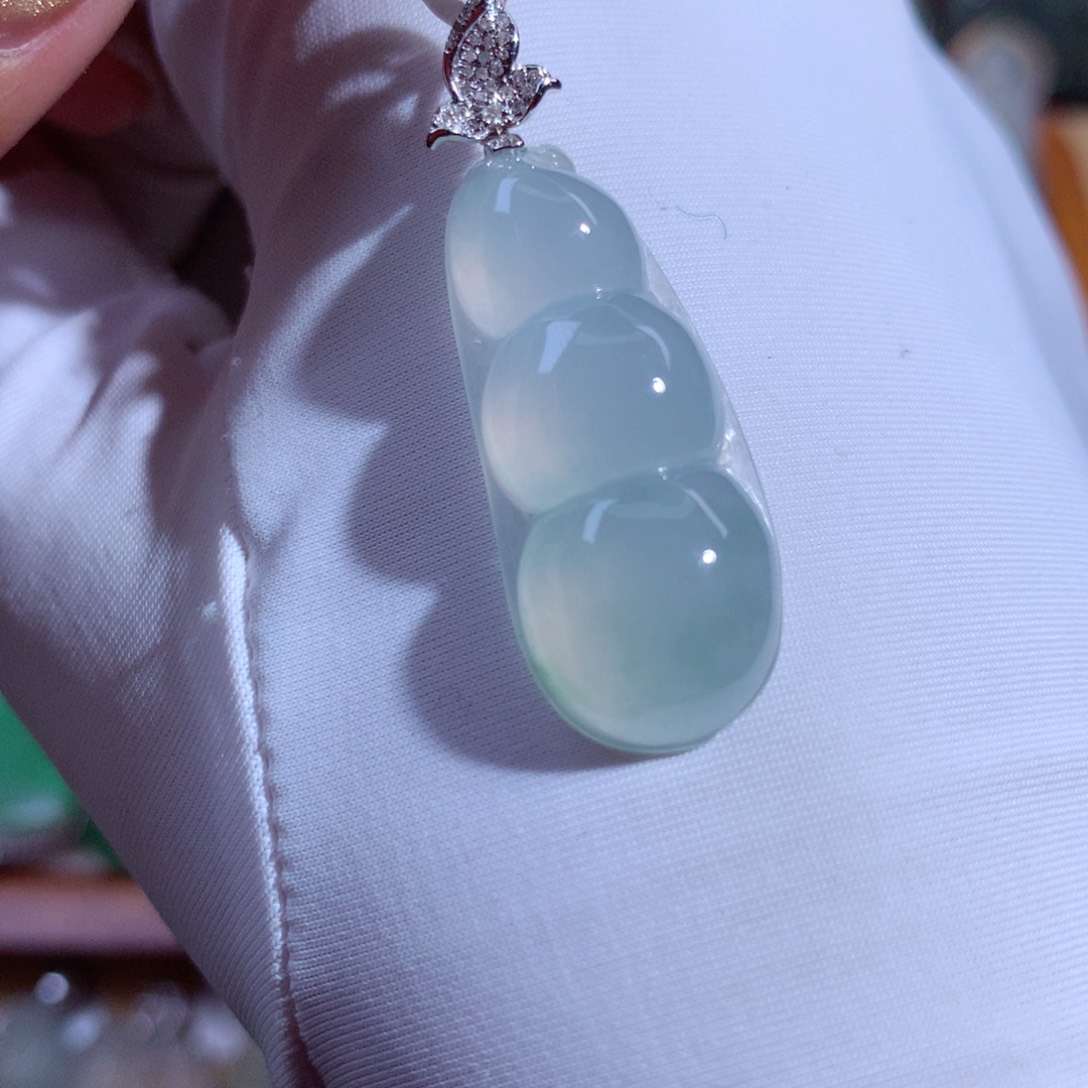 翡翠颈饰18K金镶嵌福豆