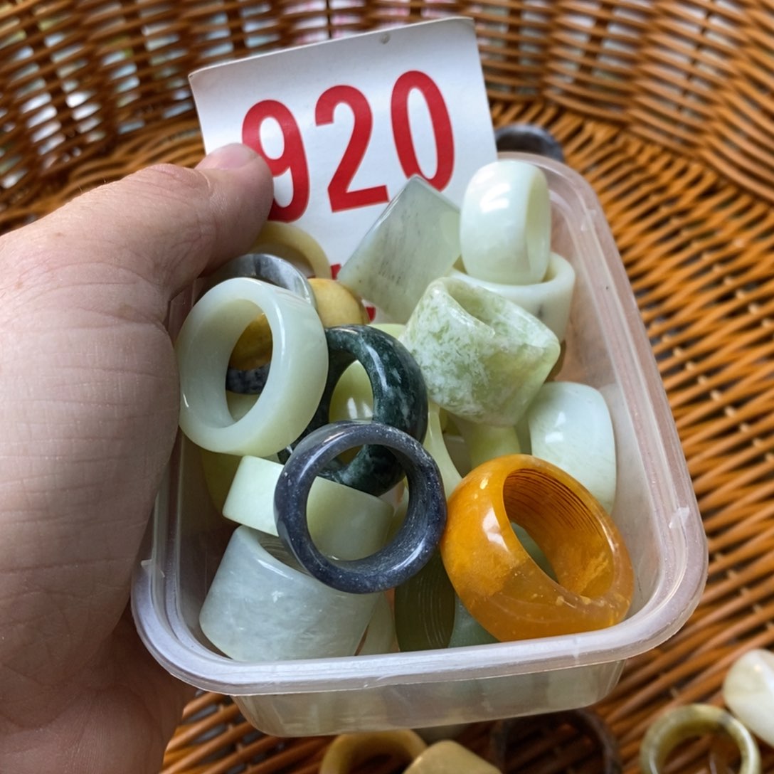 蛇纹石玉挂坠未镶嵌