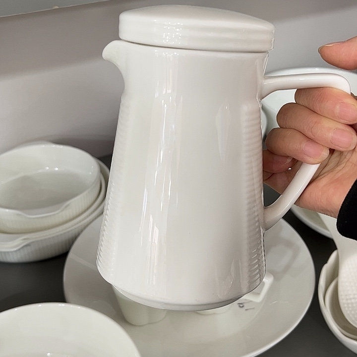 瓷片微瑕骨瓷纯白壶一个