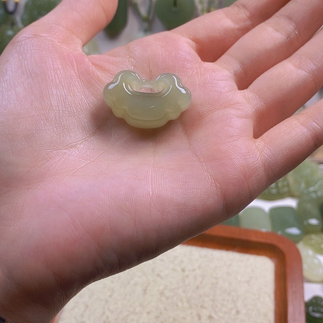 这***来和田玉未镶嵌颈饰