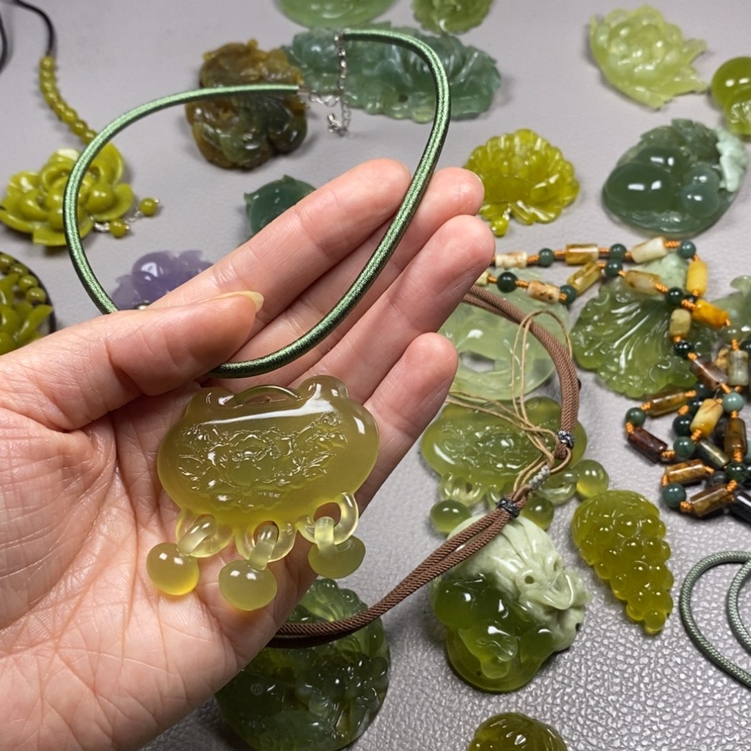 蛇纹石玉未镶嵌挂件耳饰