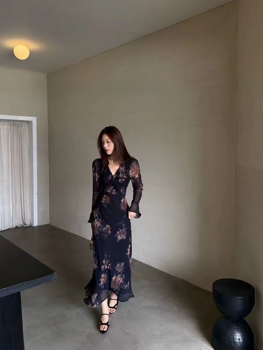 早秋新款法式废土风开叉印花连衣裙女慵懒风轻熟风复古长袖裙子