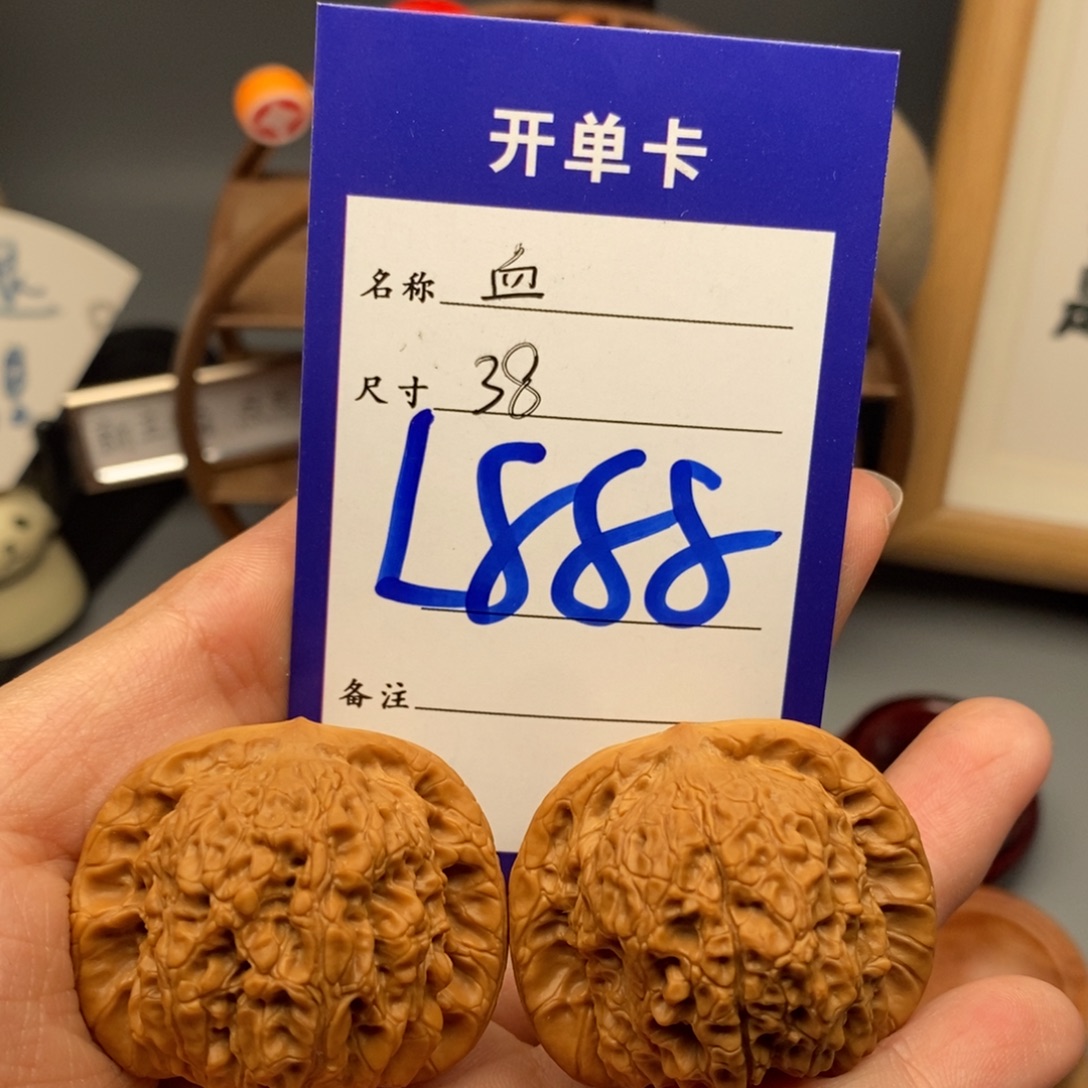 文玩核桃吊坠血麒麟