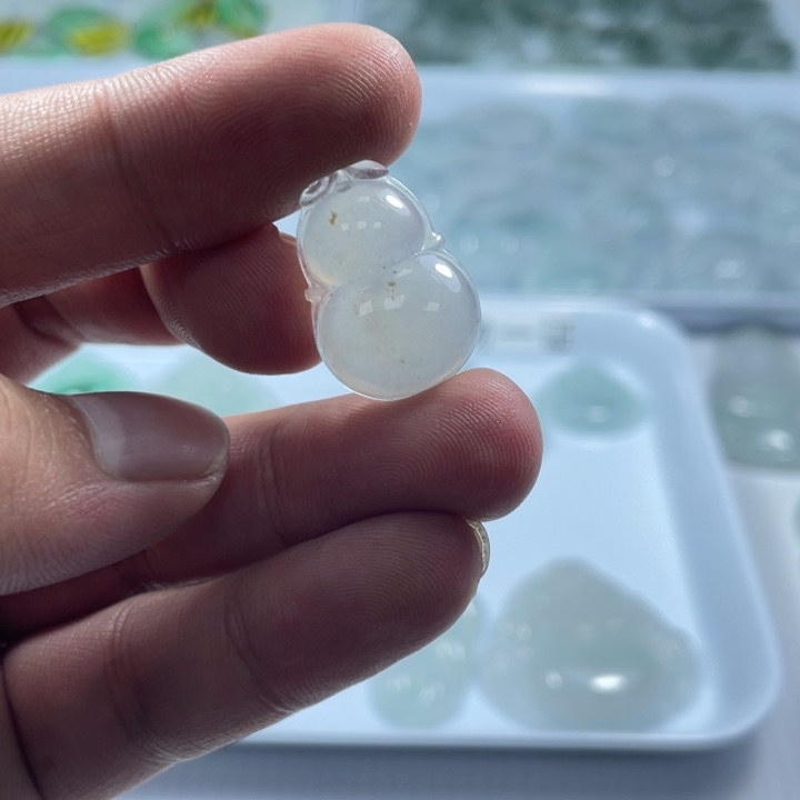 翡翠未镶嵌颈饰葫芦