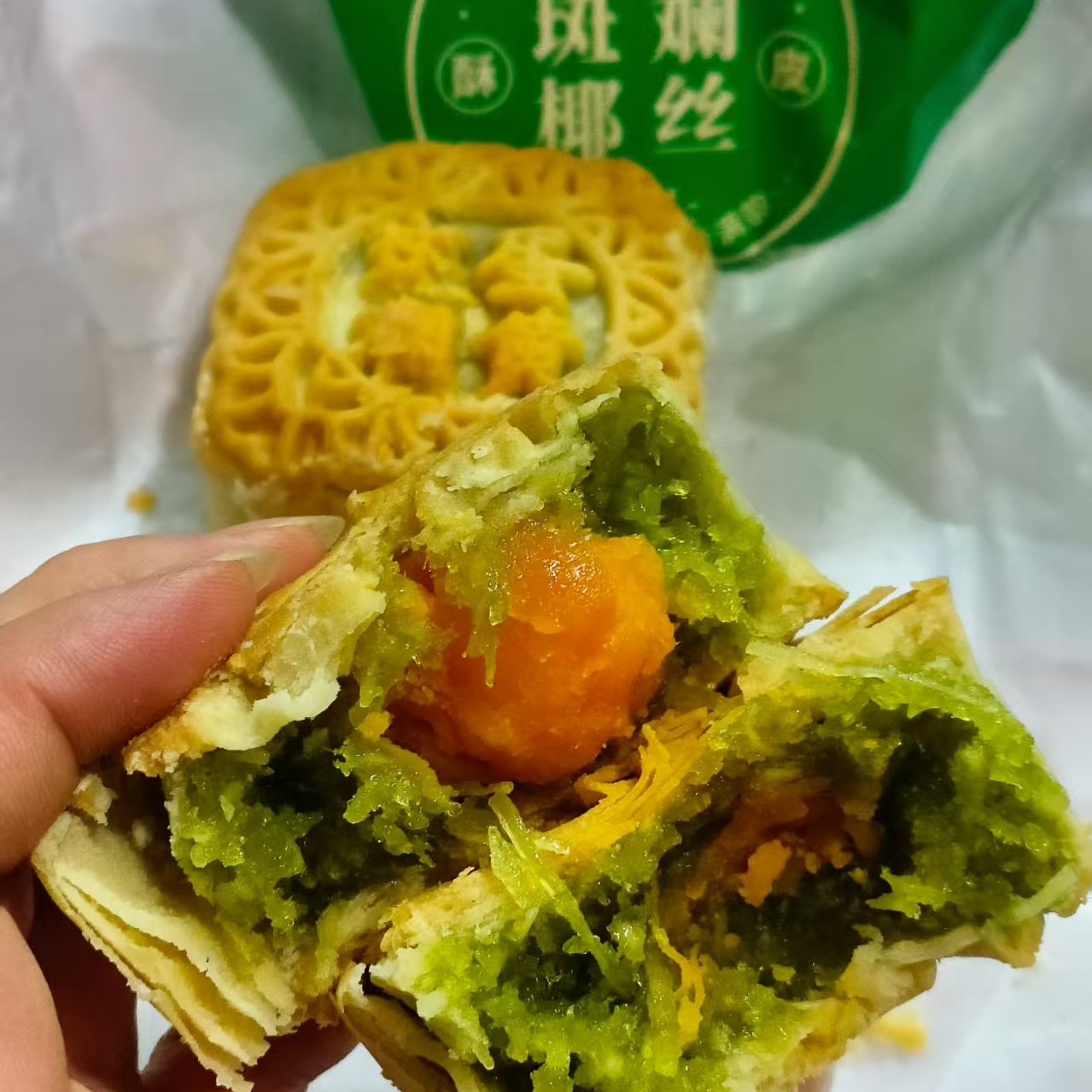 酥皮斑斓椰丝蛋黄月饼（招牌）