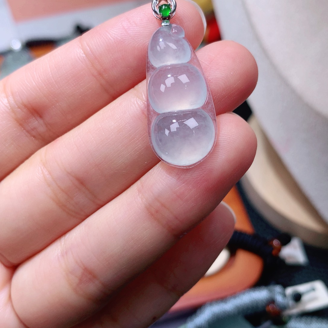 颈饰18K金镶嵌翡翠福豆