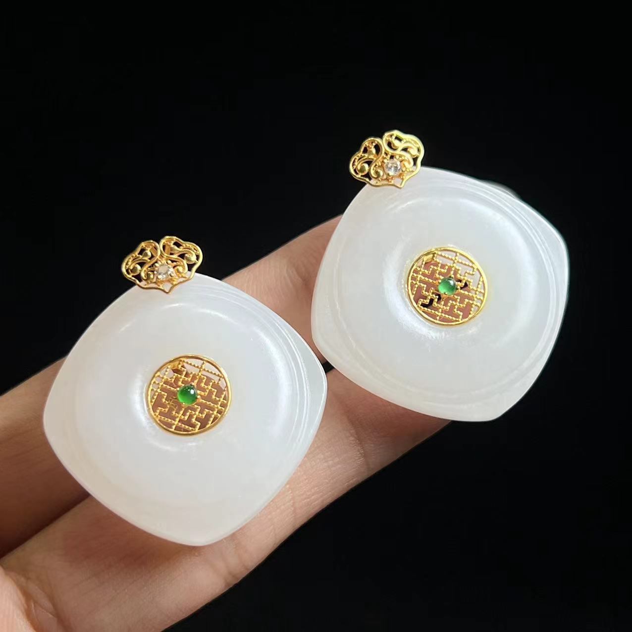 18K金镶和田玉方形平安扣吊坠多样性发其一（尺寸：26*8mm）-BHF102