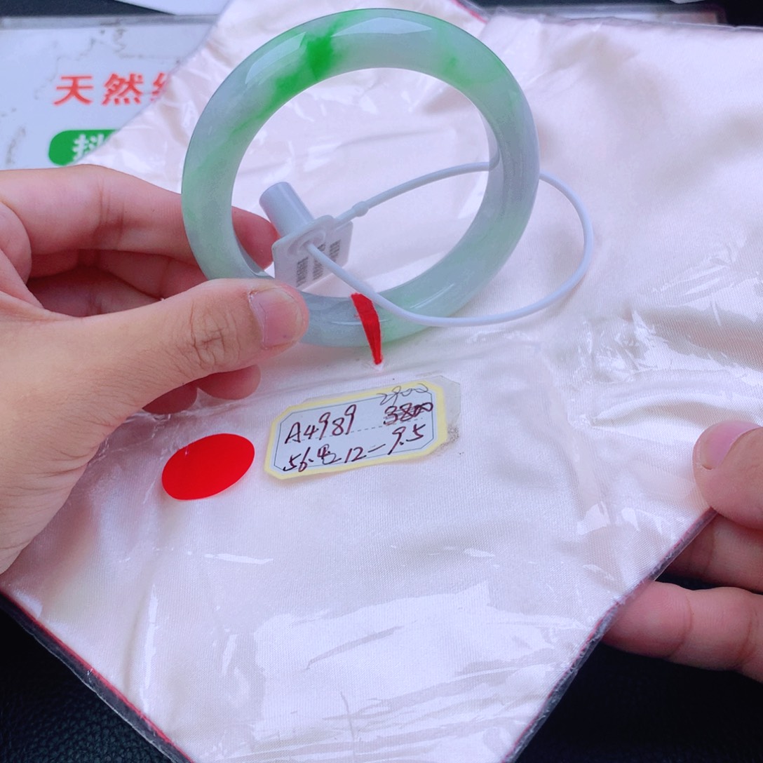翡翠手镯未镶嵌翡翠