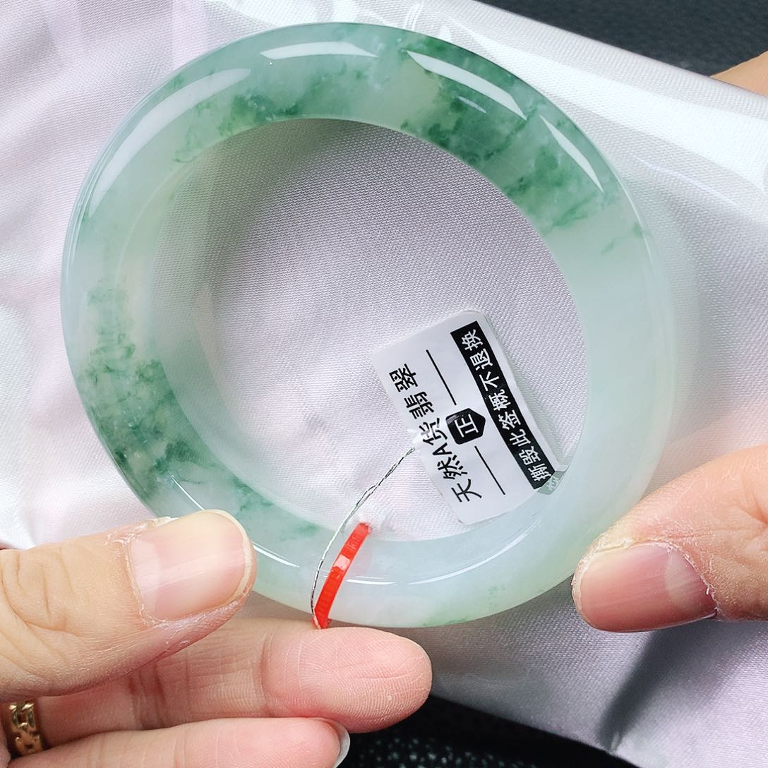 翡翠手镯未镶嵌55圈