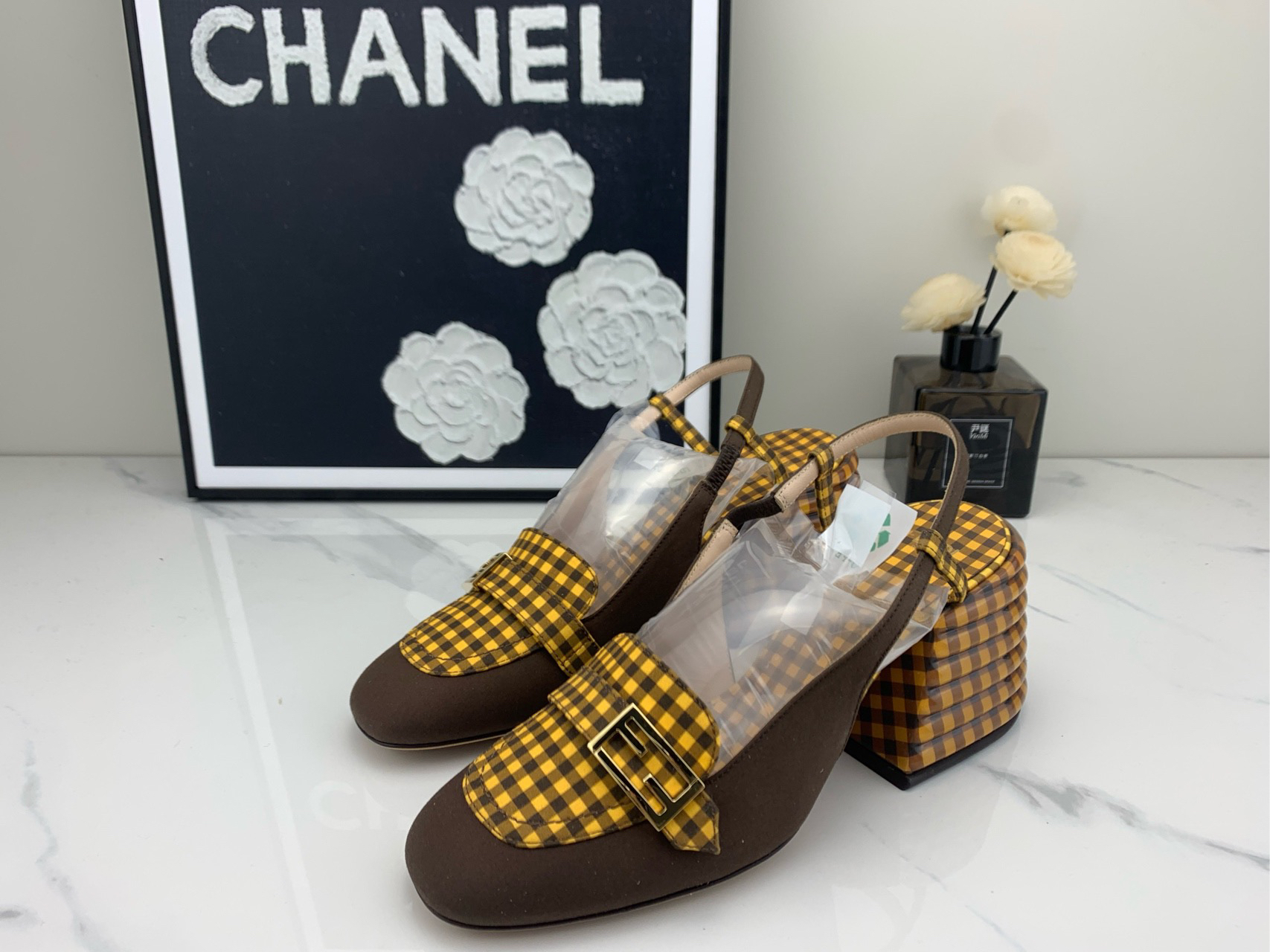 全新未使用 FENDI/芬迪 女士方跟凉鞋 经典格纹设计 36码/nn00081