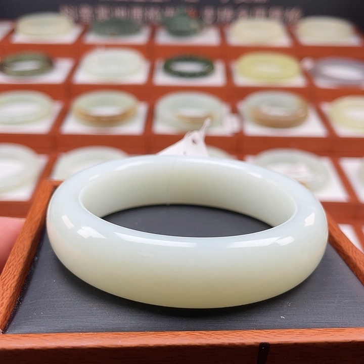 和田玉手镯未镶嵌糯白