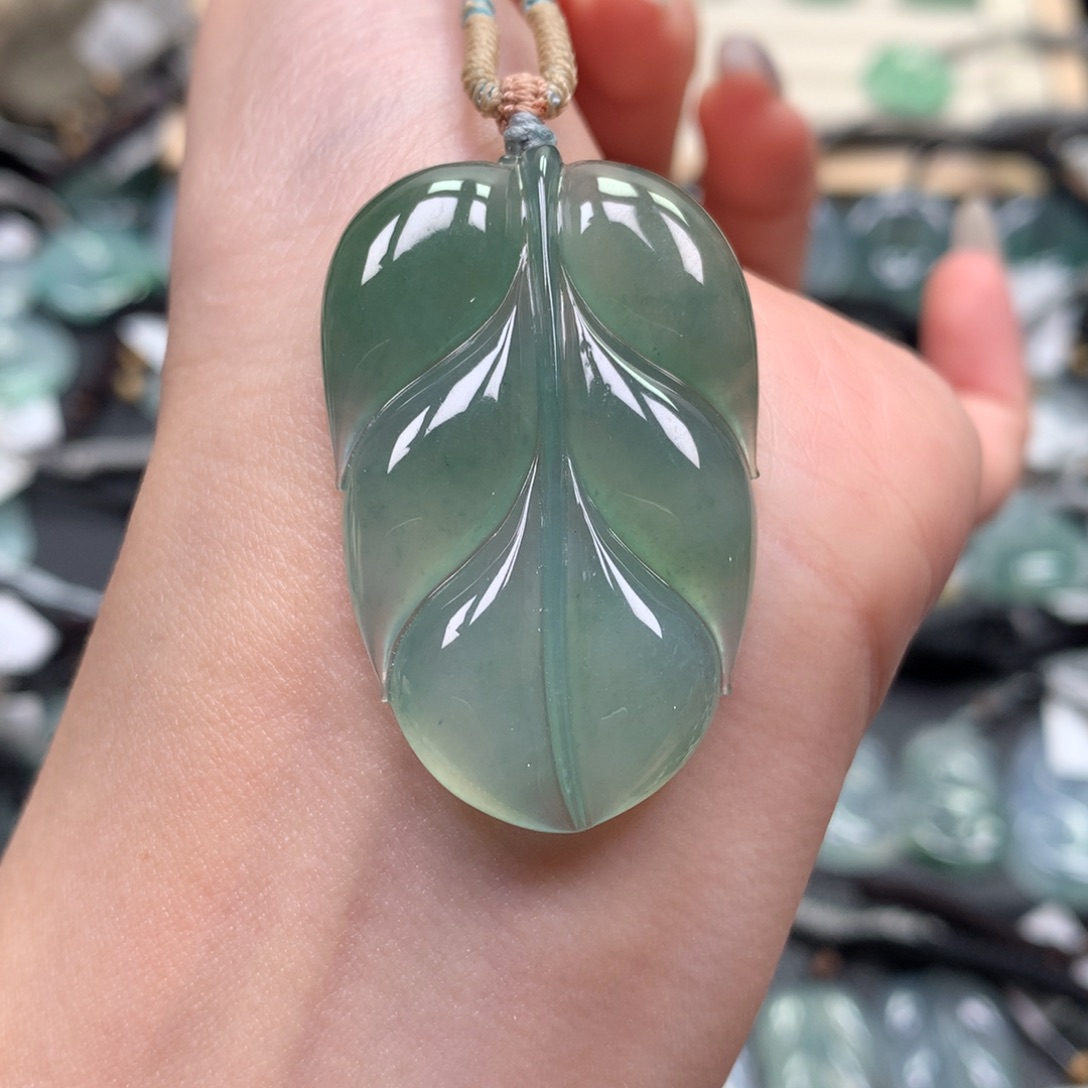 翡翠颈饰未镶嵌叶子