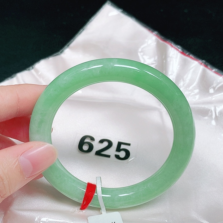 翡翠未镶嵌手镯（圆镯）