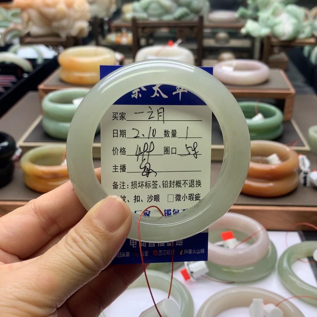 【闪购商品】石英质玉手镯未镶嵌一*月