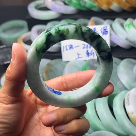 定制翡翠未镶嵌翡翠手镯