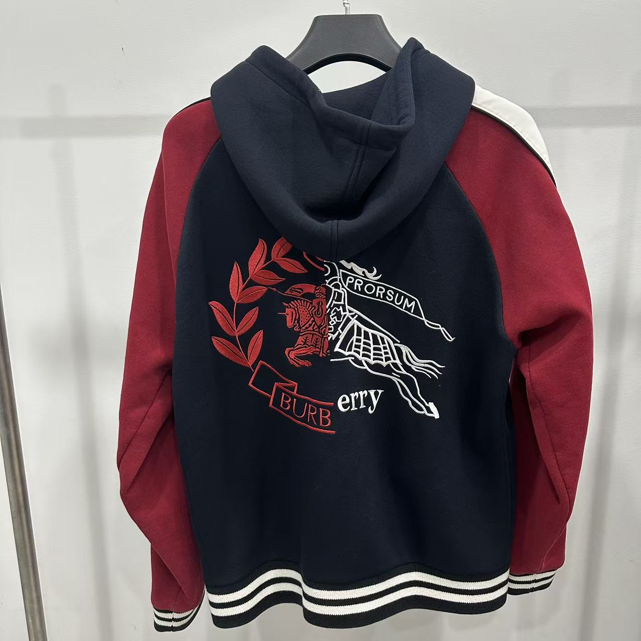 未使用 BURBERRY/博柏利 拼色战马刺绣连帽外套/XL码