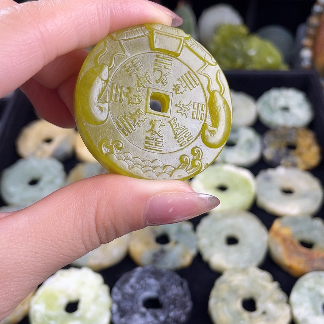 岫玉未镶嵌颈饰吊坠