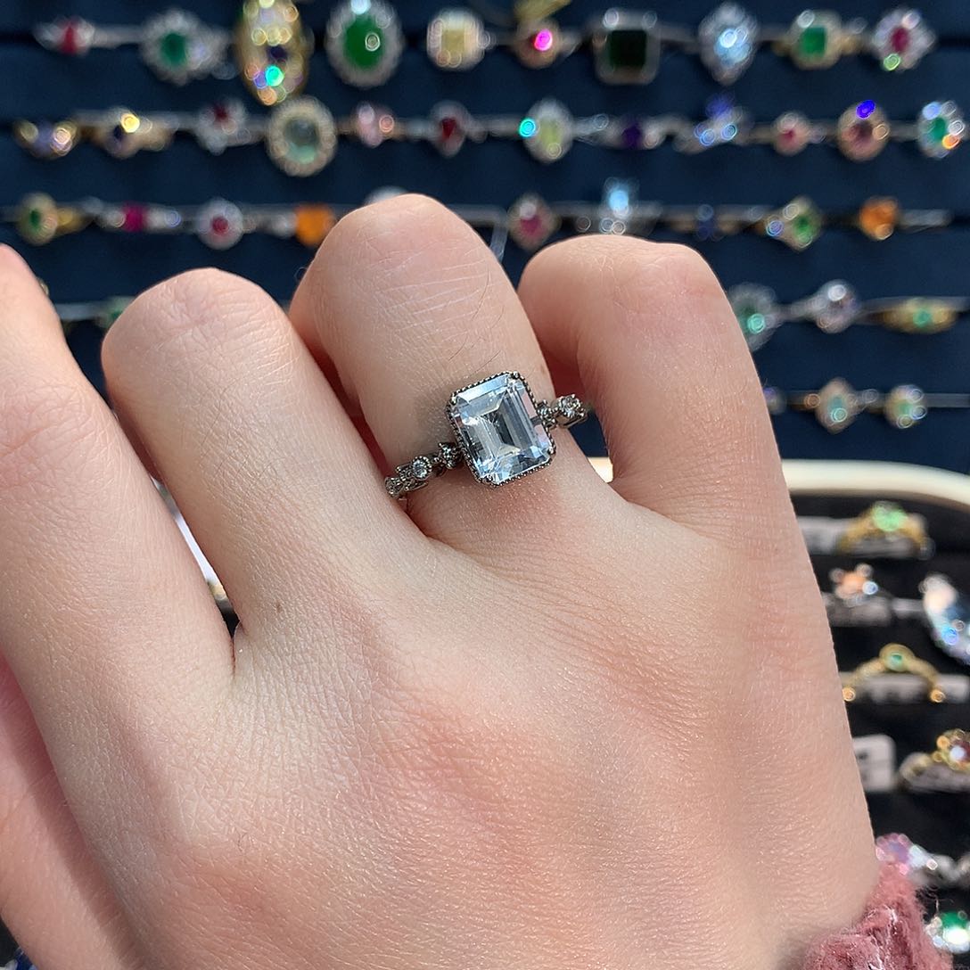 海蓝宝石戒指18K金镶嵌三***?