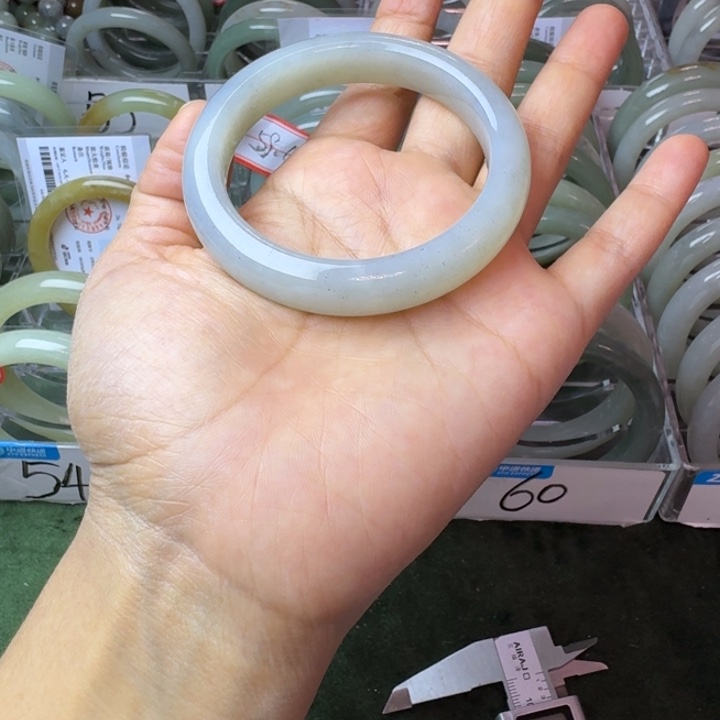 羽***萱和田玉（糖玉）未镶嵌手镯