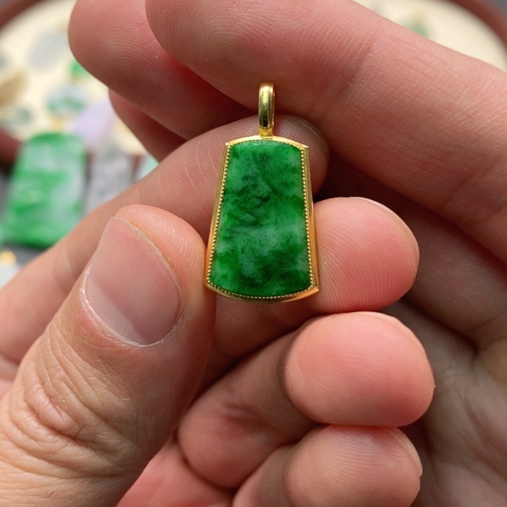 翡翠颈饰未镶嵌吊坠