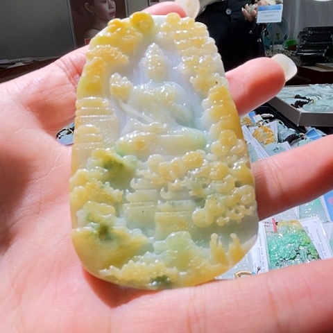 翡翠未镶嵌颈饰一个