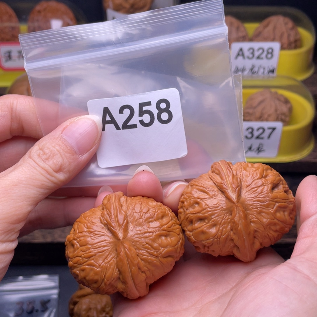 文玩核桃吊坠元宝