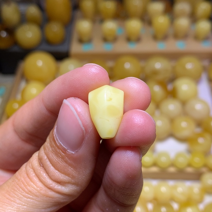 蜜蜡裸石未镶嵌天然俄料浓白花蜜蜡鲨鱼背三通10+