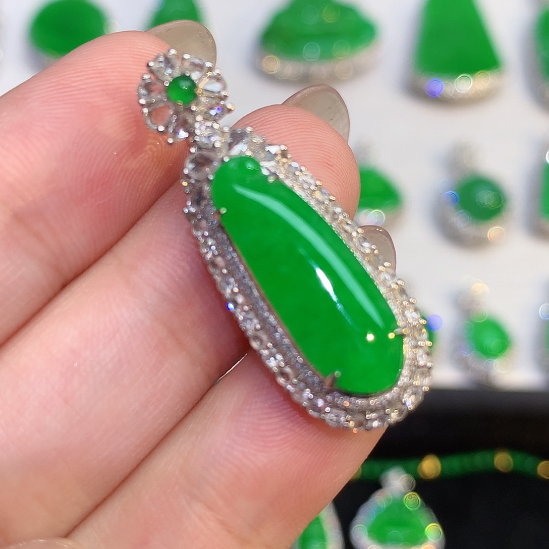 翡翠18K金镶嵌颈饰吊坠