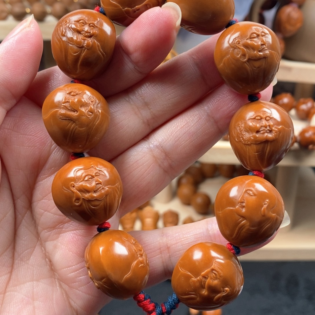 手串橄榄核铁核薄意雕双面十八罗汉