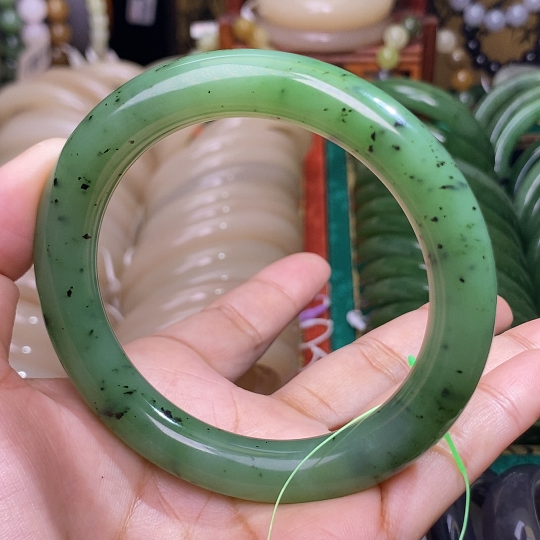 和田玉未镶嵌颈饰碧玉乌兰海猕猴桃苹果绿手镯60