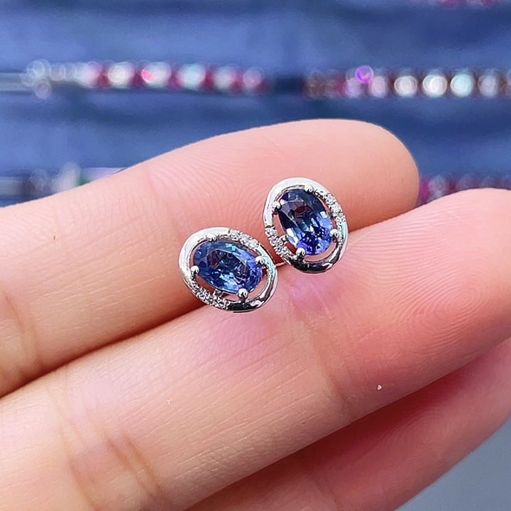 蓝宝石18K金镶嵌耳饰1.15克拉矢车菊蓝宝石