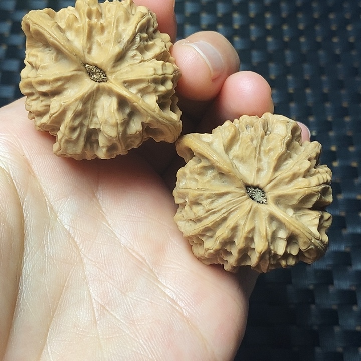 文玩核桃吊坠金牛