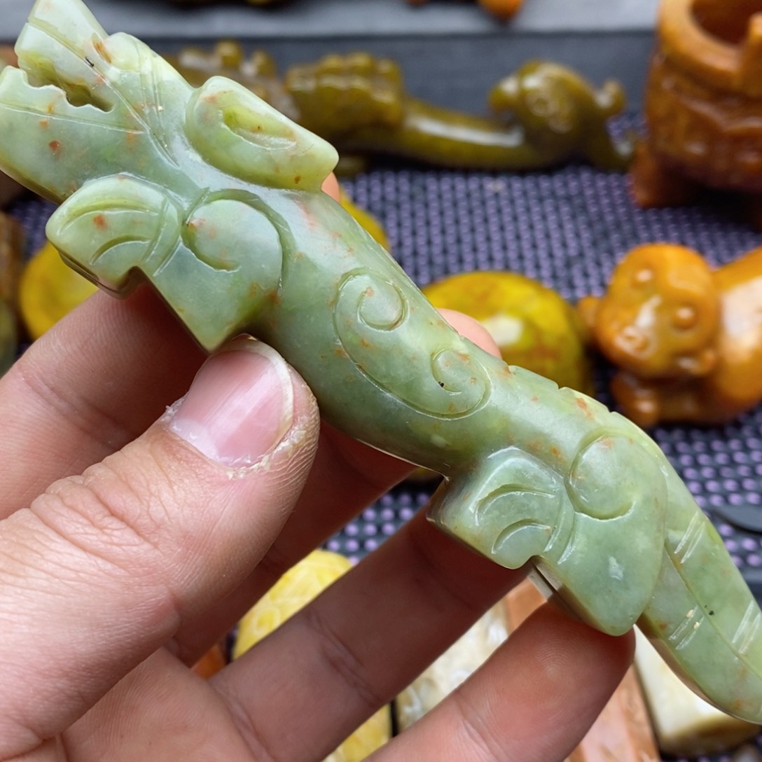 蛇纹石玉颈饰未镶嵌