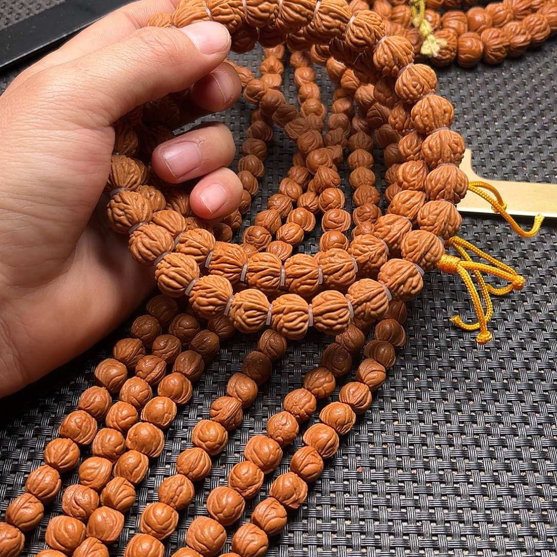 吊坠桃核小金豆手持