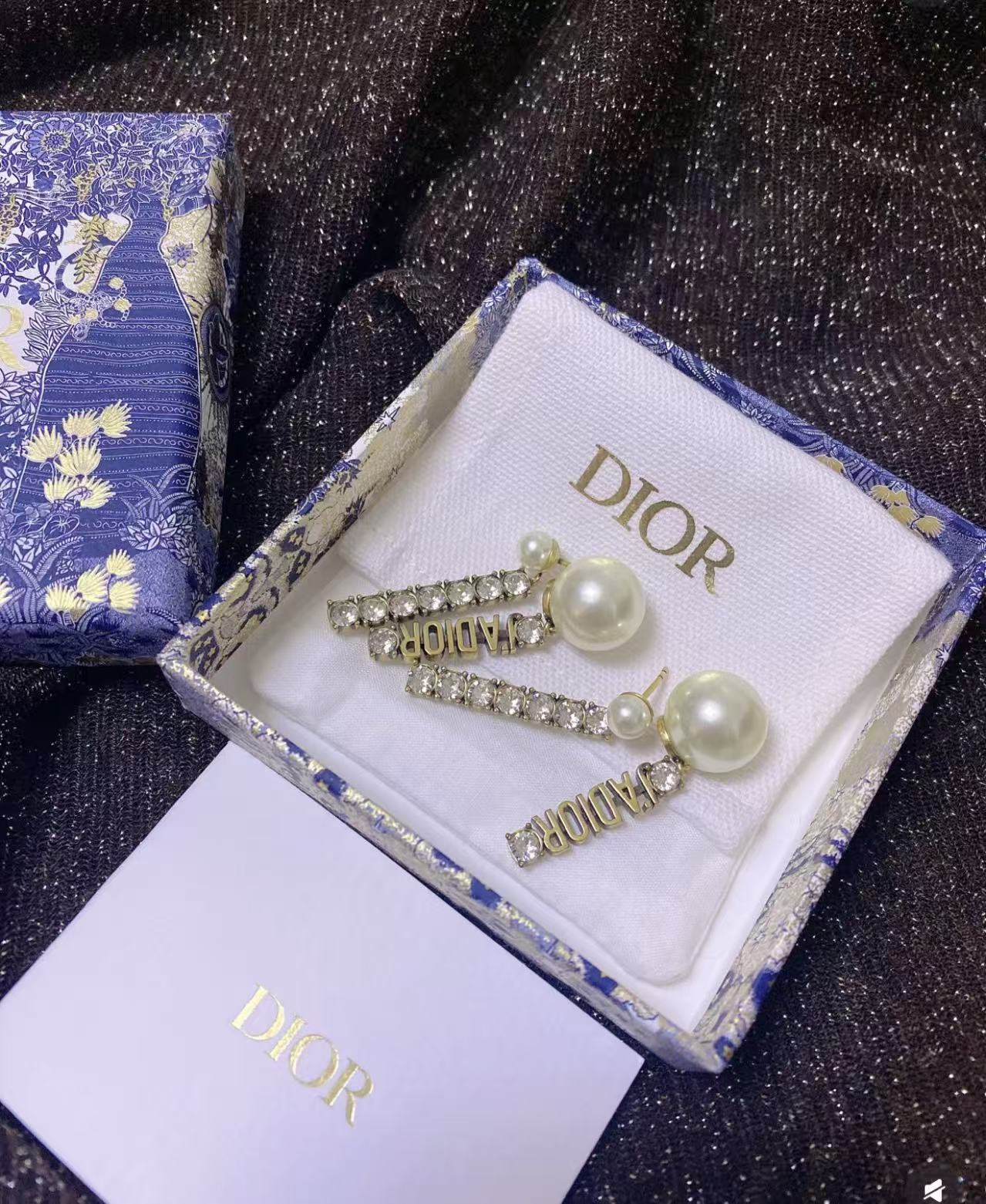 95新 DIOR/迪奥 珍珠水钻字母吊坠耳钉    12355040 nn