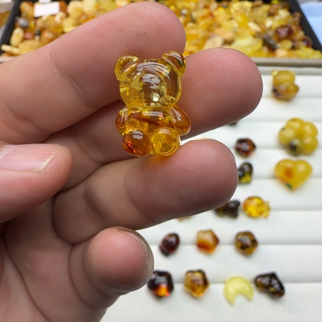 琥珀未镶嵌裸石2克有瑕