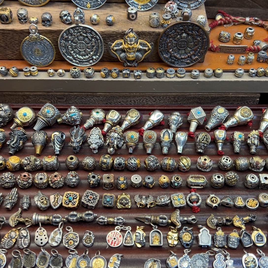 足银搭配示范黑色紧身裤