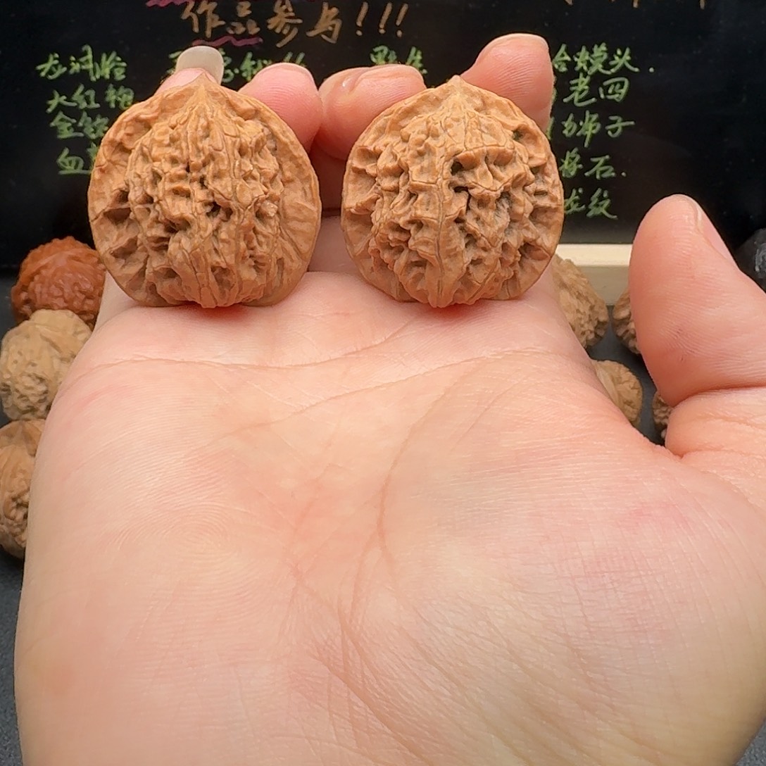 35盘龙纹文玩核桃