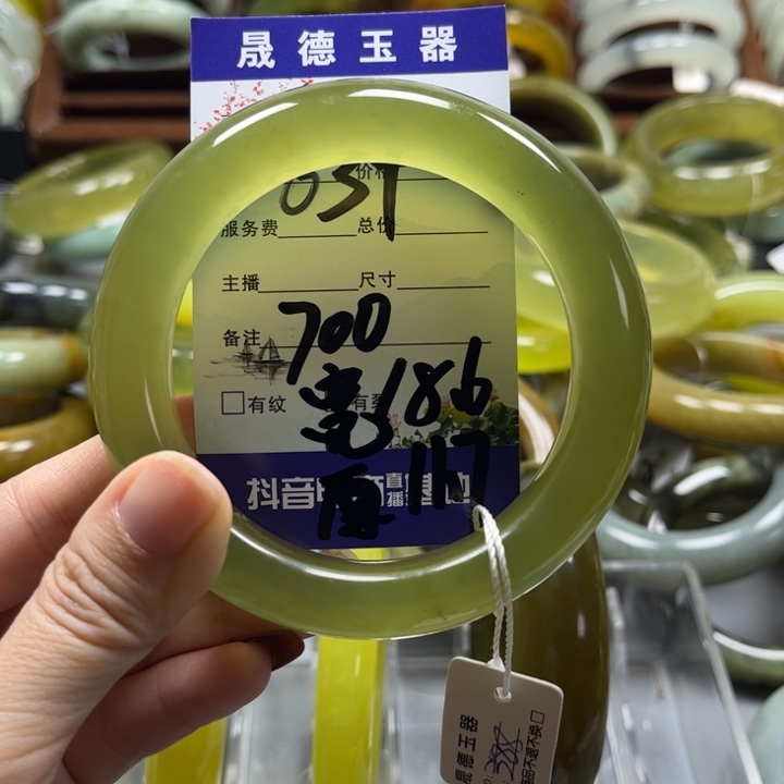 蛇纹石玉手镯未镶嵌楚*。