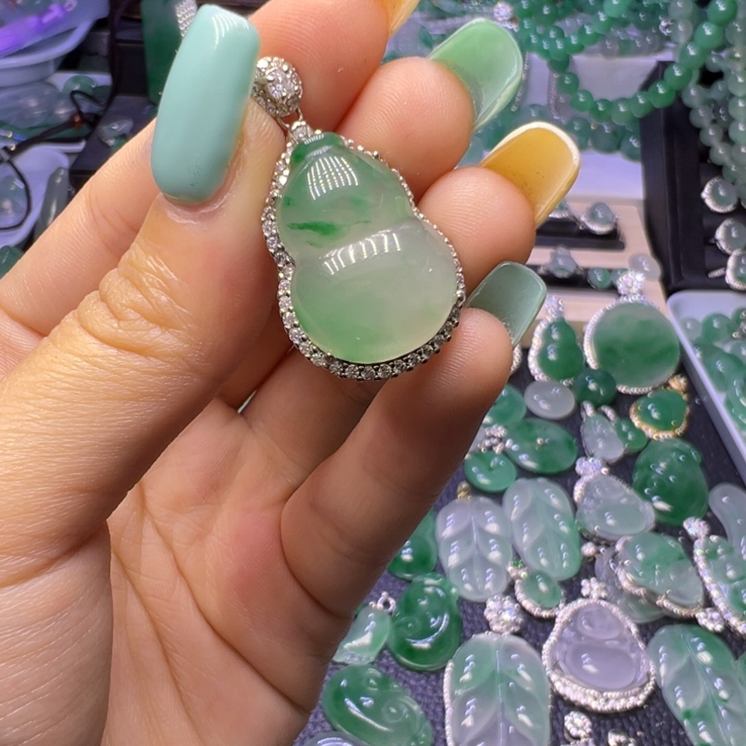 石英质玉（非洲翠）未镶嵌颈饰
