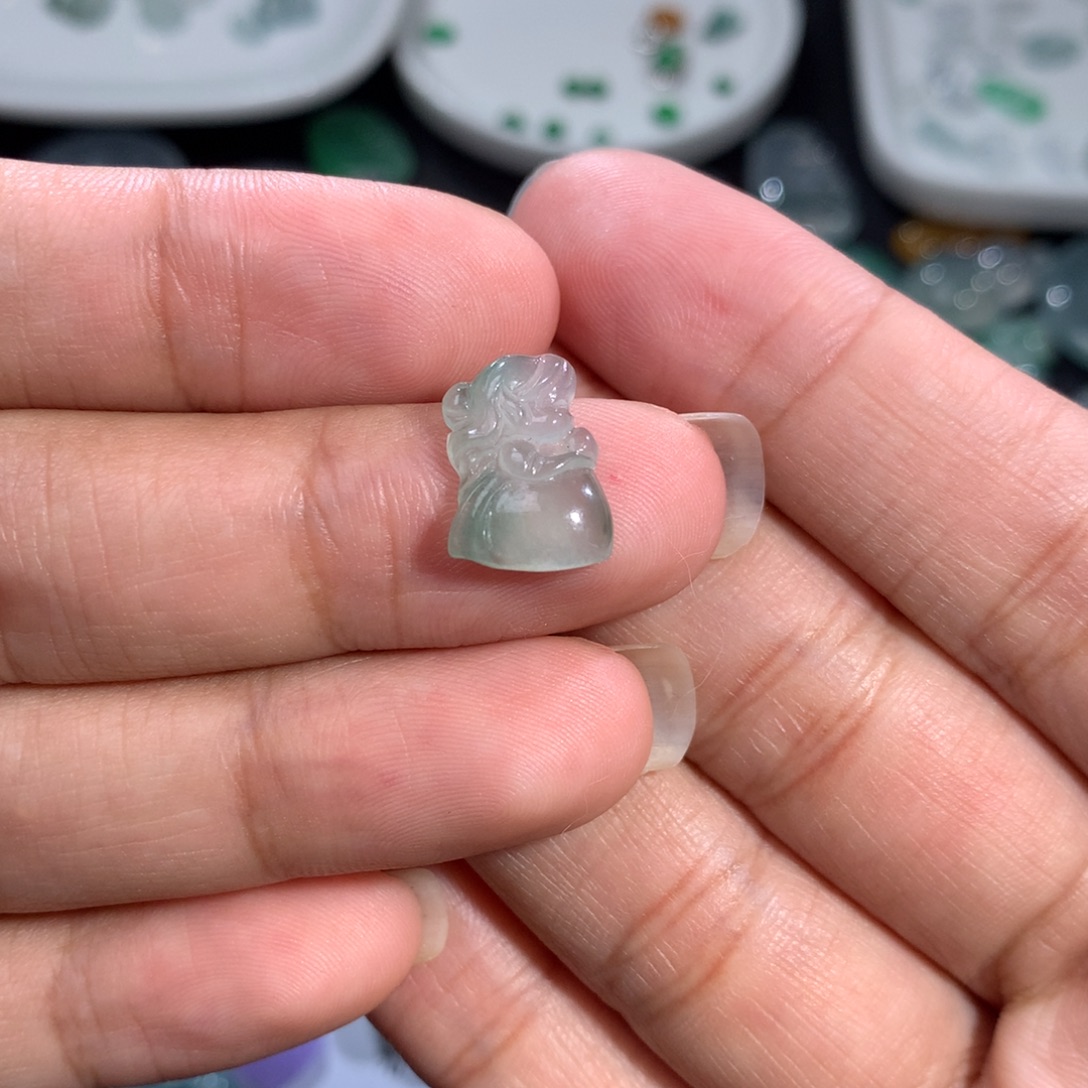 翡翠裸石未镶嵌飘花公主